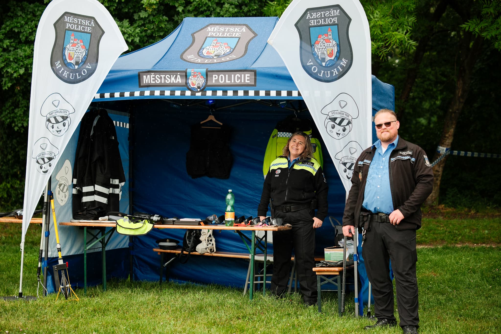 Dva strážníci u stánku Městské policie Mikulov během Dne dětí
