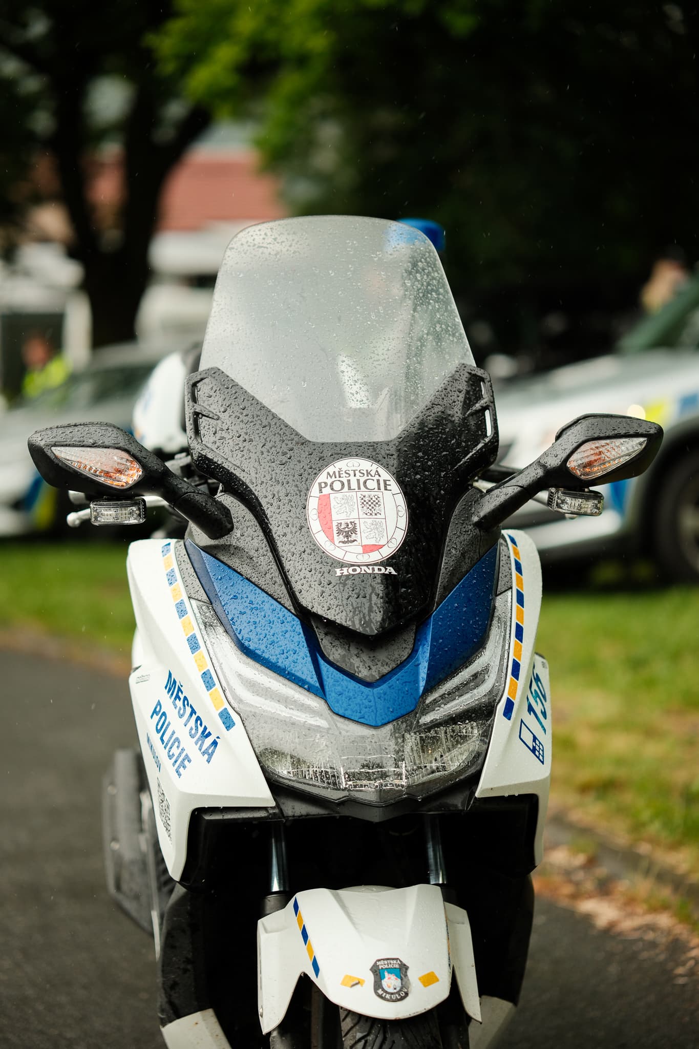 Detail služebního motocyklu Honda městské policie pokrytého kapkami deště