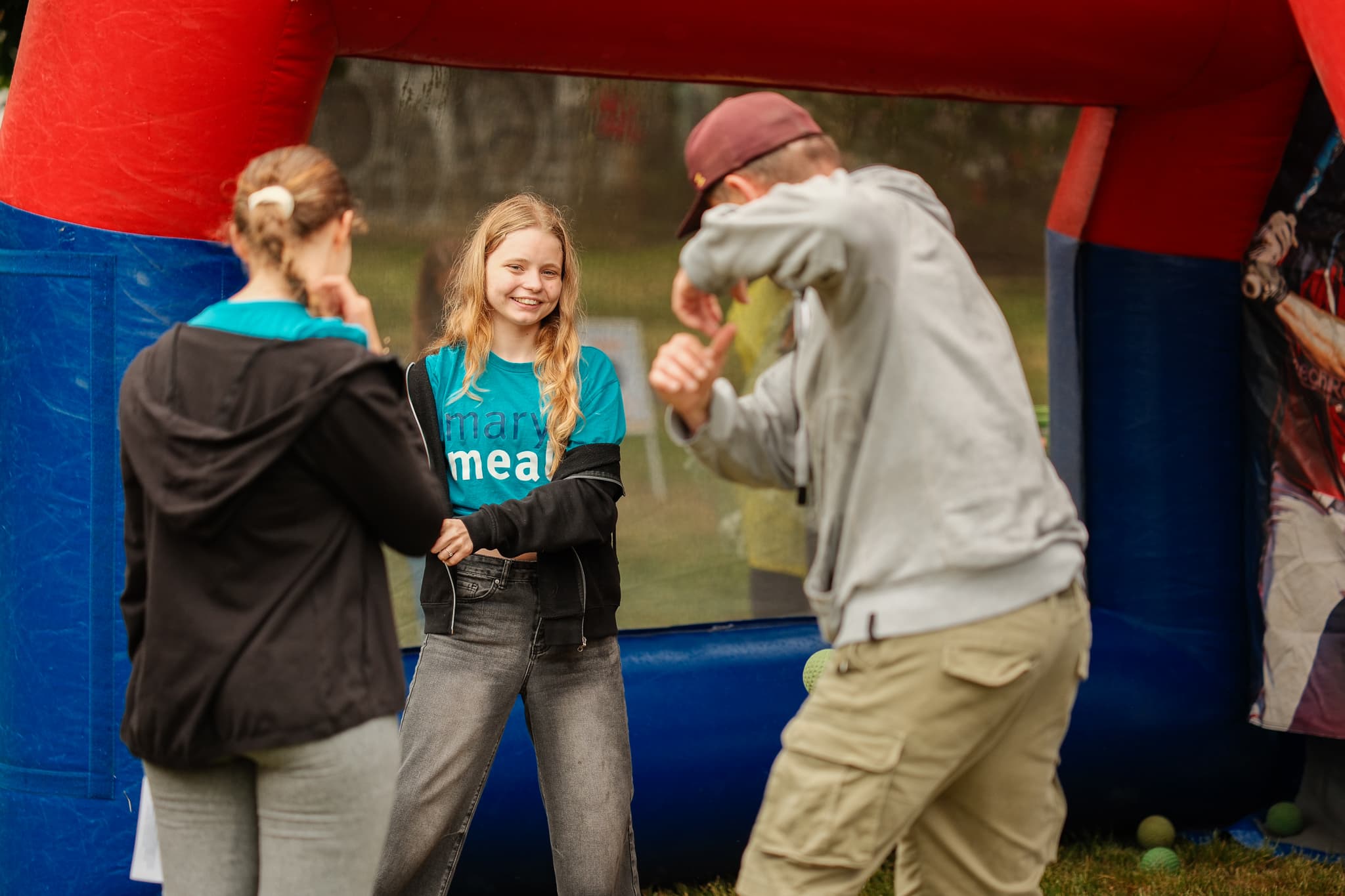 Dobrovolnice Mary's Meals se smějí u nafukovací atrakce na Dni dětí
