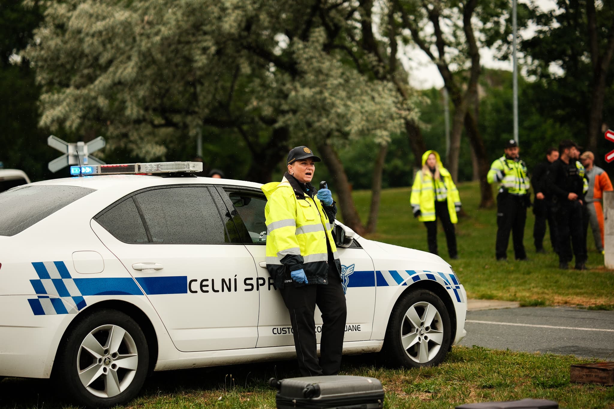 Pracovnice celní správy u služebního vozu během ukázky na Dni dětí v Mikulově
